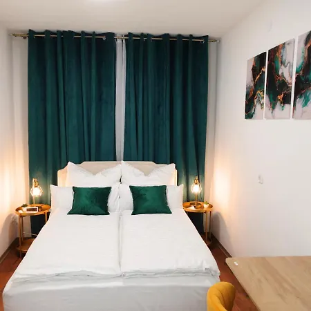 Living La Christal Mit Workspace & Games アパート フルダ