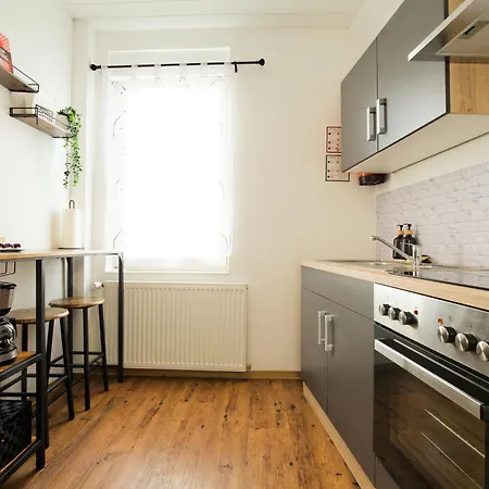 アパート Living La Christal Mit Workspace & Games *